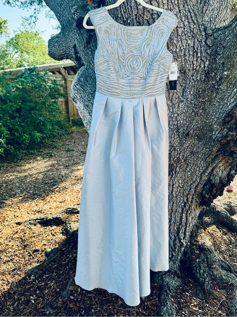 NWT Aidan Mattox Elegant Silver Beaded Evening Maxi Gown.Size 4